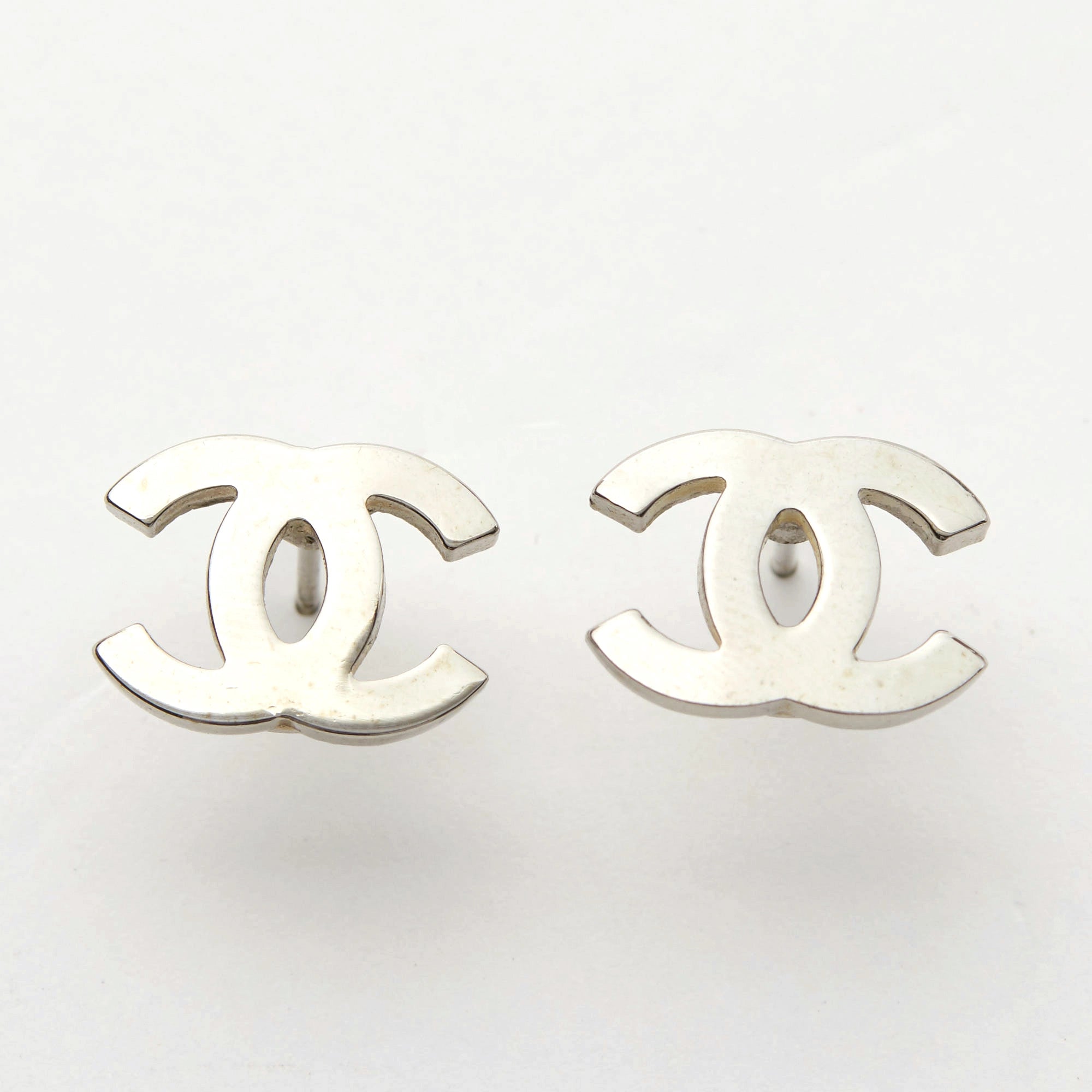 CHANEL シルバー ロゴ ピアス CHANEL シルバー ロゴ ピアス