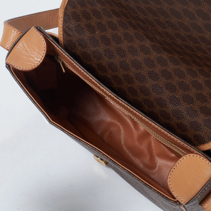 CELINE/セリーヌ】マカダム柄 PVC/レザー トリオンフロゴ フルフラップ CELINE/セリーヌ】マカダム柄 PVC/レザー トリオンフロゴ フルフラップ