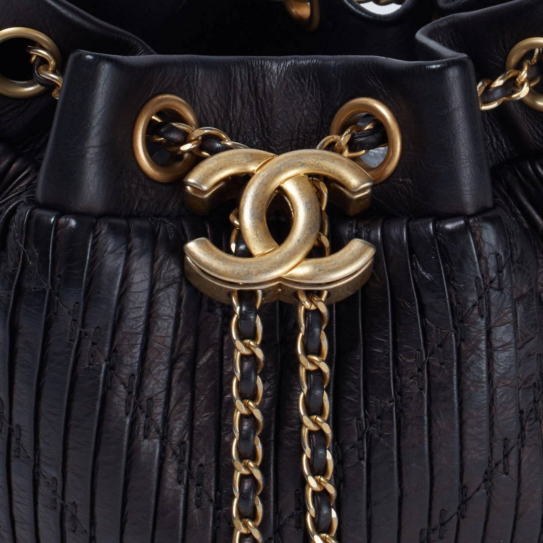 CHANEL/シャネル】巾着型 レザーショルダーバッグ ブラック CHANEL/シャネル】巾着型 レザーショルダーバッグ ブラック