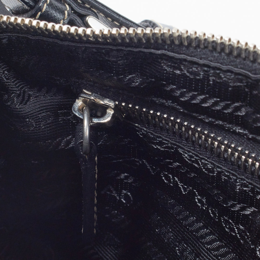 PRADA/プラダ】新型ナイロン 三角ロゴプレート アクセサリーポーチ PRADA/プラダ】新型ナイロン 三角ロゴプレート アクセサリーポーチ