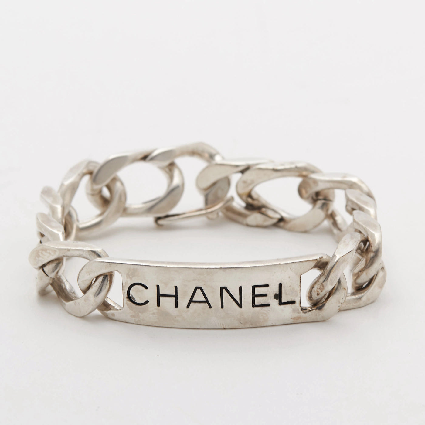 CHANEL/シャネル】ロゴプレート ブレスレット シルバー 腕周り約 CHANEL/シャネル】ロゴプレート ブレスレット シルバー 腕周り約
