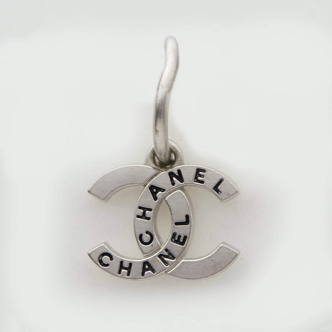 CHANEL/シャネル】ココマーク ロゴ ピアス シルバー系|ヴァル CHANEL/シャネル】ココマーク ロゴ ピアス シルバー系|ヴァル
