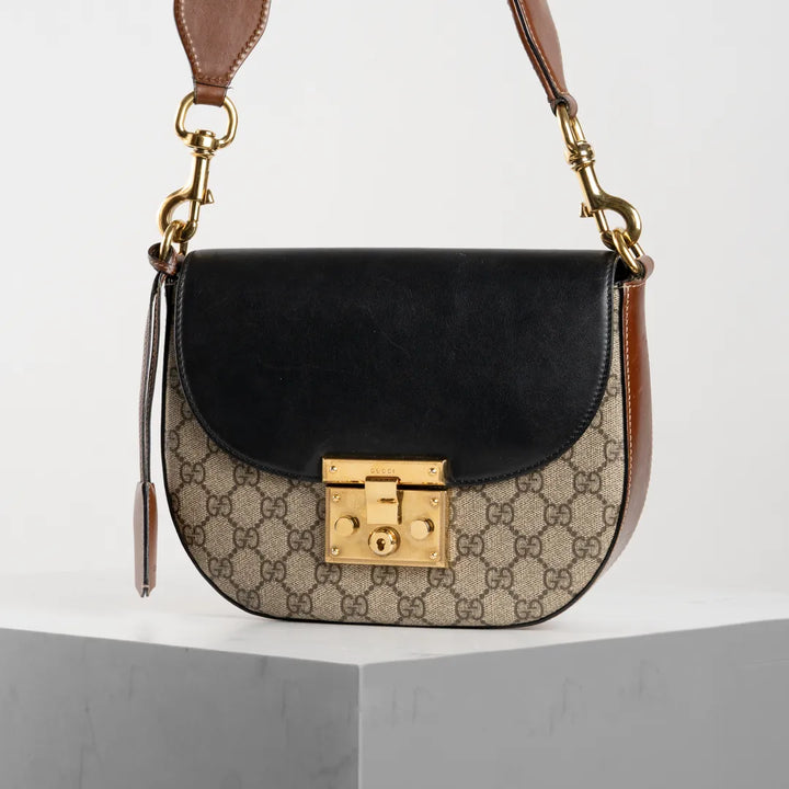GUCCI】GGスプリームターンロックチェーンショルダーバッグ GUCCI】GGスプリームターンロックチェーンショルダーバッグ